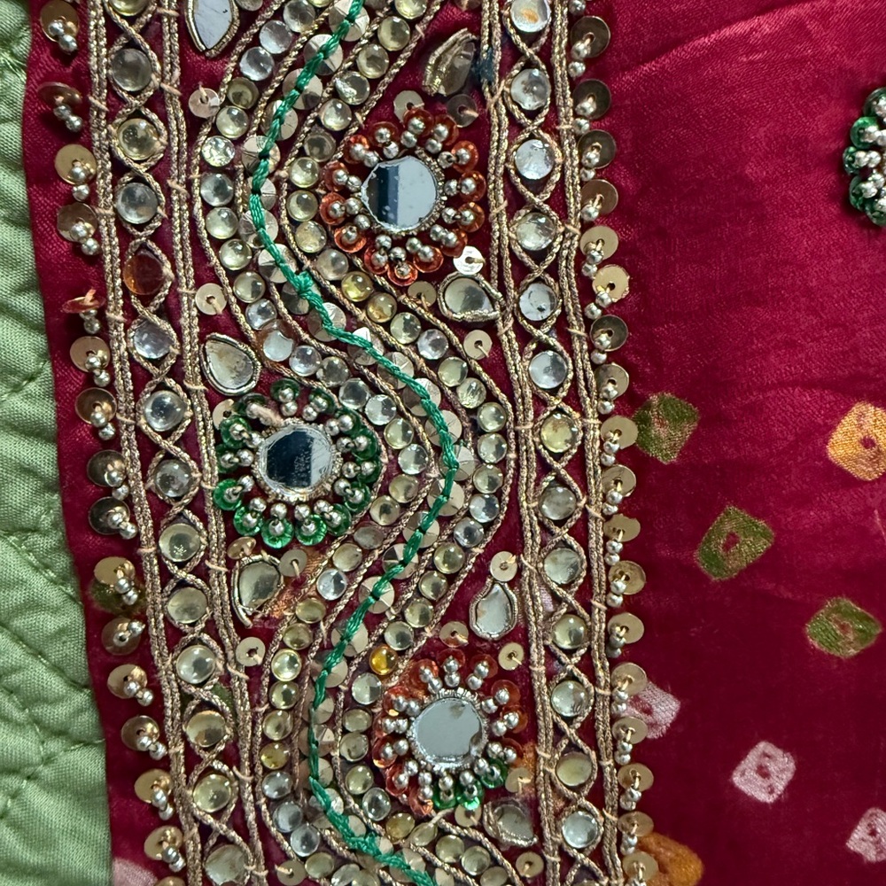 Red and gold hand embroidered hand tied bandhani saree in pure silk - Picture 4 of 4